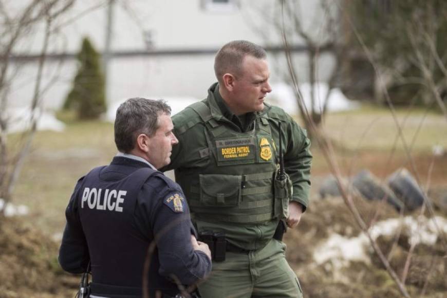 Un agente de la patrulla fronteriza de Canadá conversa con su par estadounidense.