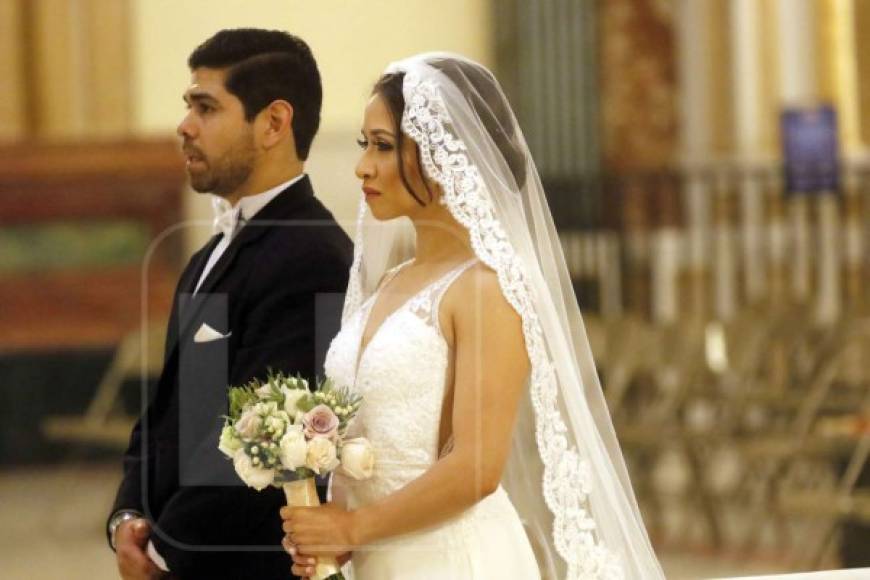 Ivonne María Hernández Bonilla y David Rivera Gaekel se casaron en una solemne ceremonia celebrada en la Basílica de Suyapa en la capital el sábado 21 de diciembre.