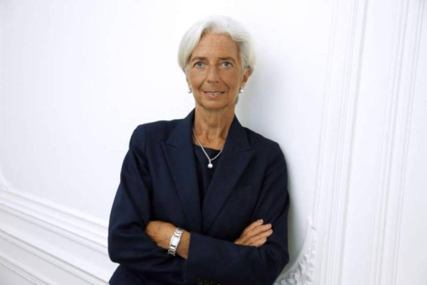 Nacida en París en 1956, Christine Lagarde se graduó en Derecho en la Universidad de París para incorporarse posteriormente como asociada a la firma Baker & McKenzie, donde llegaría en 1999 a ocupar la presidencia del Comité Ejecutivo Mundial y en 2004 la presidencia del Comité Estratégico Mundial.<br/>