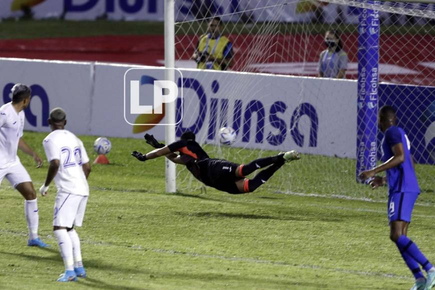 Harold Fonseca voló, pero no pudo parar el disparo de Leandro Bacuna para el 0-1 de Curazao.