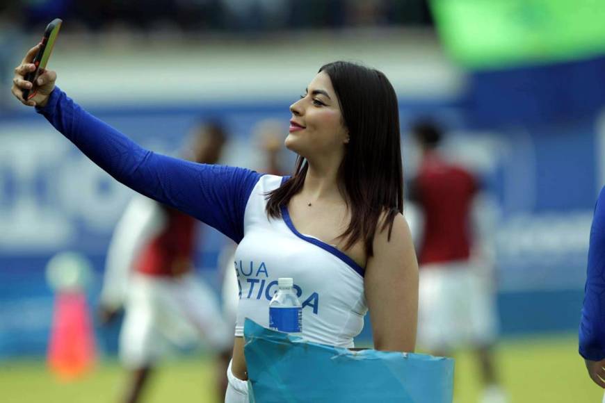 Una selfie de esta hermosa edecán que robó miradas en el estadio Juan Ramón Brevé Vargas.