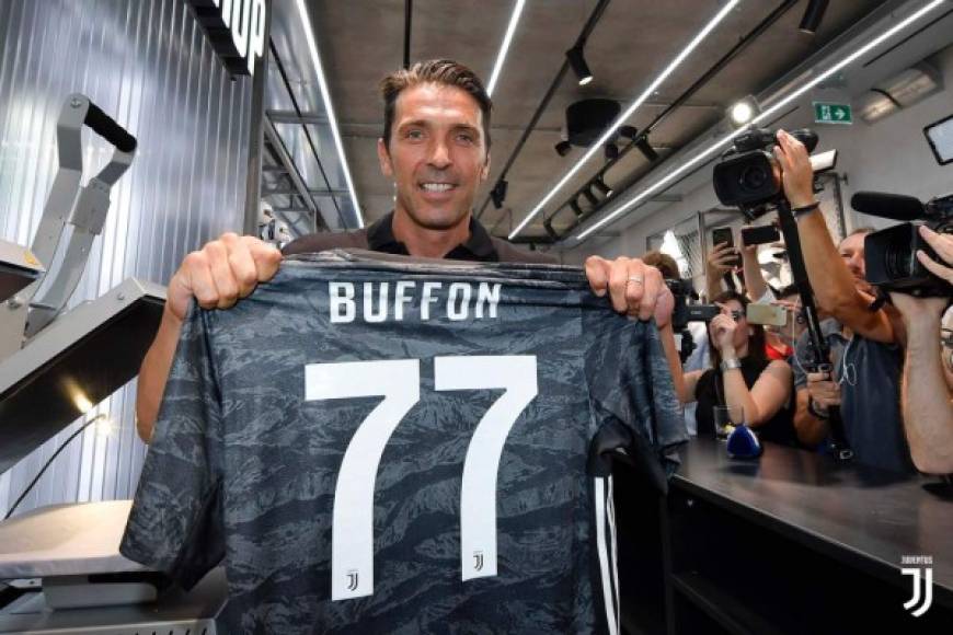 La Juventus confirmó el regreso de Gianluigi Buffon al club por una temporada. El portero italiano usará el dorsal 77. El guardameta, de 41 años, vuelve a su casa para, en principio, hacer las veces de guardameta suplente por detrás de Wojciech Szczsny. 'Estoy muy feliz de haber vuelto a casa, la vida es increíble y vale la pena soñar', ha dicho.