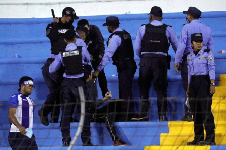 Miembros de la Policía Nacional controlan a un aficionado en las gradas del estadio Olímpico.
