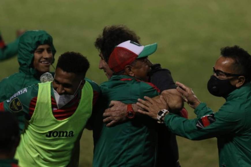 Héctor Vargas se abrazó con sus jugadores celebrando la clasificación a la finalísima.