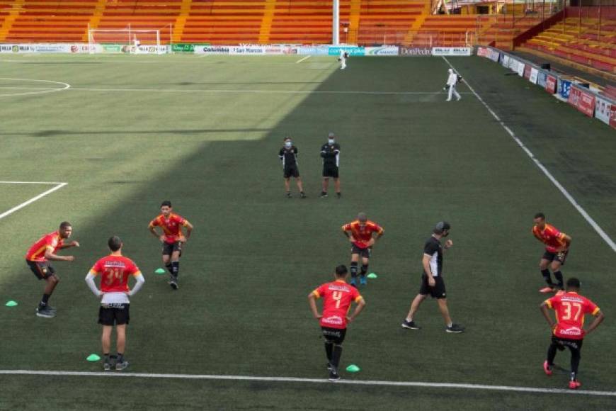 Los equipos de fútbol de Costa Rica también regresaron a entrenar bajo estrictas medidas sanitarias por coronavirus. En la imagen, los jugadores del Herediano realizan calentamientos antes de su entreno diario.