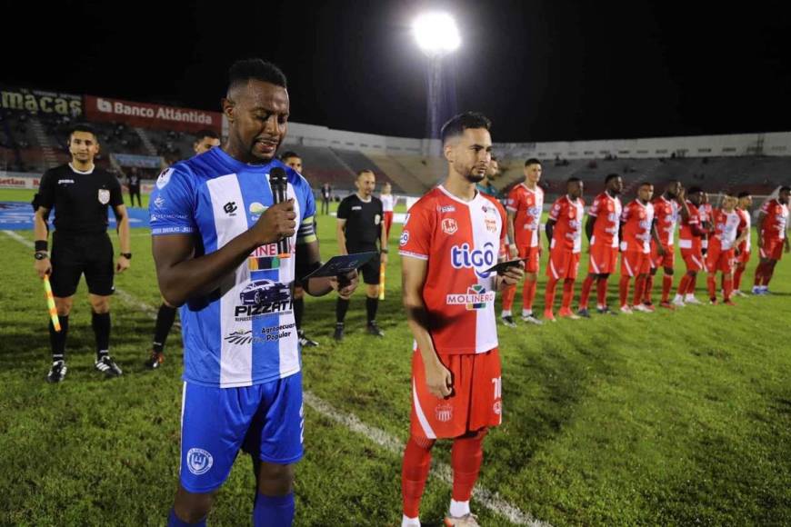 Los capitanes de Vida y Victoria, José Velásquez Colón y Marcelo Canales, leyeron unas palabras en pro de la paz en los estadios.