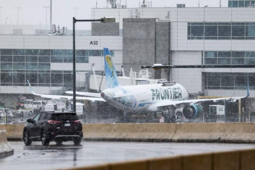 El Aeropuerto Internacional de Denver, la mayor terminal aérea de la región, canceló unos 2,000 vuelos por la tormenta.