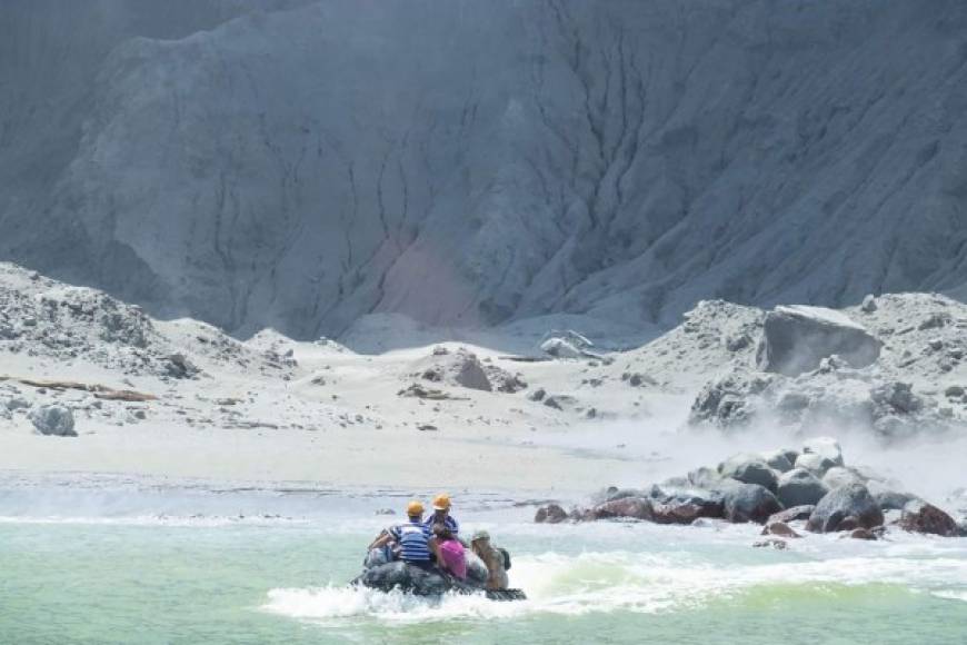 White Island se encuentra a unos 50 km de la costa de la turística bahía de Plenty en la isla norte de Nueva Zelanda, y los viajeros aficionados al turismo de aventuras suelen visitarla, ataviados con cascos de seguridad y mascarillas de gas, para acercarse al volcán.