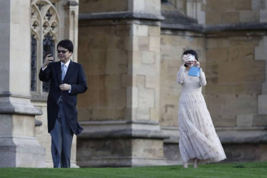 La tecnología estuvo presente en la boda real ya que muchos invitados no dudaron en tomar fotografías antes y después de la ceremonia de la princesa Eugenia de York y Jack Brooksbank.