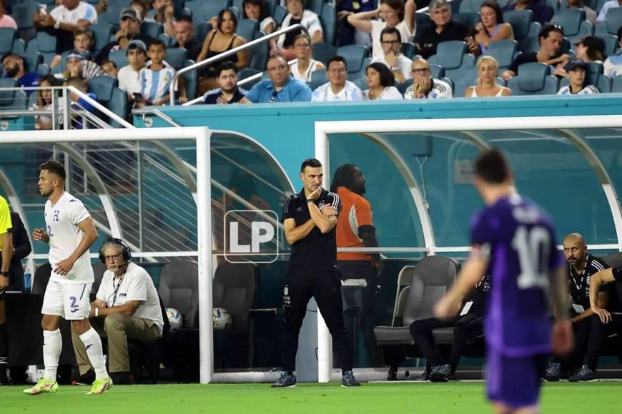 El seleccionador argentino Lionel Scaloni, atento a lo que pasaba en el partido.