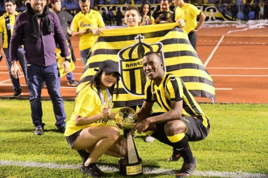 Darixon Vuelto y su novia posando con el trofeo de campeones.