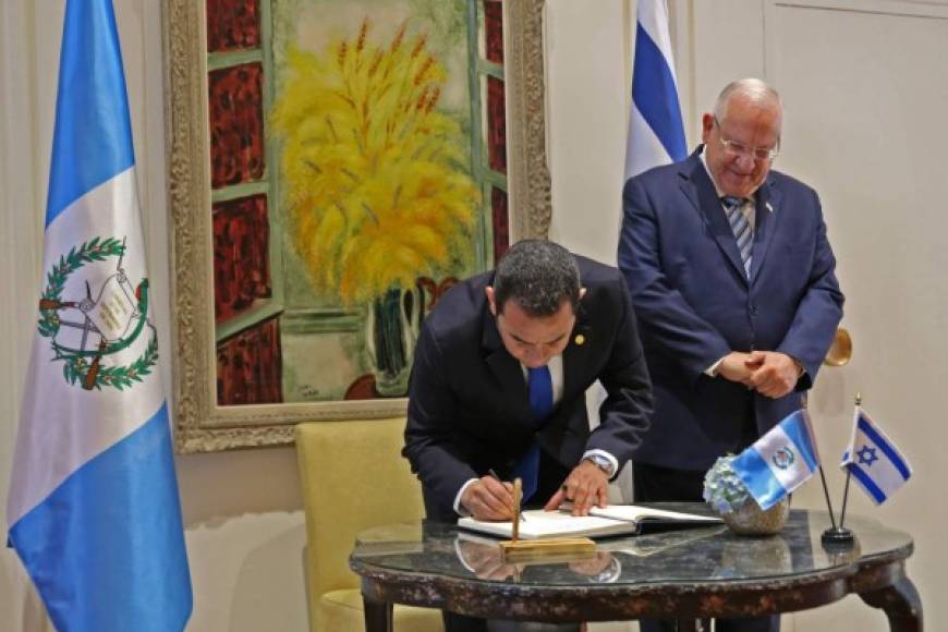 En 1956, Guatemala fue el primer país en abrir su legación diplomática en Jerusalén, pero la trasladó a Herzelyia (cerca de Tel Aviv) en 1980, cuando el Consejo de Seguridad de la ONU urgió a sus miembros a retirarlas tras la anexión unilateral por Israel de la parte palestina de la ciudad, ocupada desde 1967.<br/>
