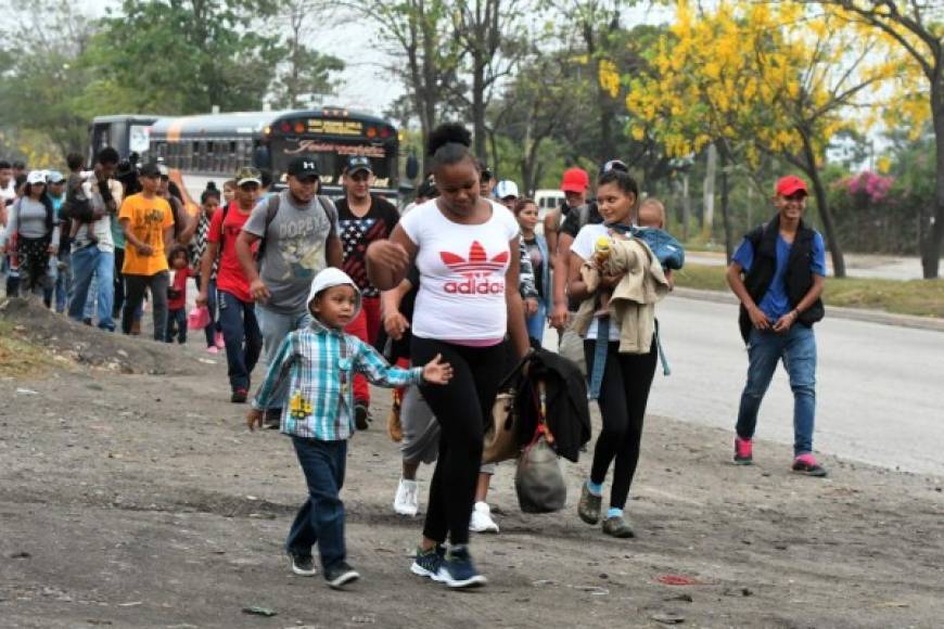 En el grupo que partió esta madrugada se encontraban varios infantes junto a sus padres.