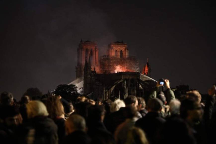 Luego de apagar el fuego, las autoridades levantarán un estudio sobre la posibilidad de reparación total o parcial de la catedral.