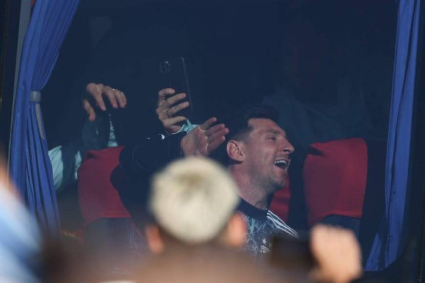 Messi fue captado sonriendo en al autobús. El astro argentino vive un gran momento ya que ha podido celebrar su primer título con Argentina.