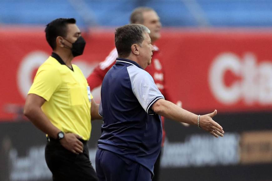 El ‘Bolillo‘ Gómez reclamando al árbitro del partido.