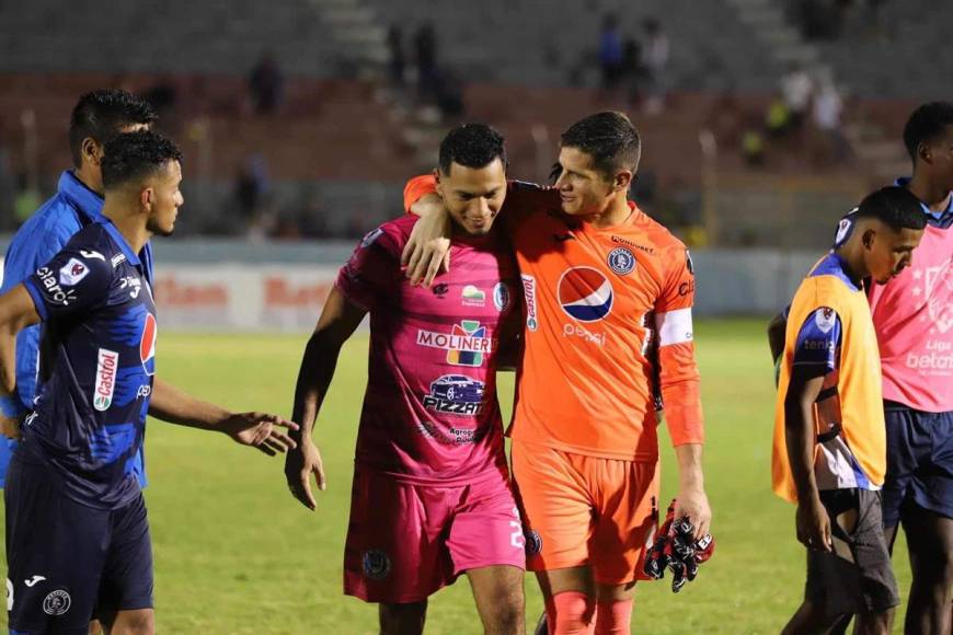 El cariñoso saludo entre Jonathan Rougier y Marlon Licona al final del partido en La Ceiba.