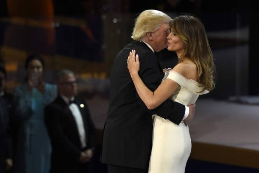 Melania y Donald Trump se mostraron sonrientes durante el baile y se hablaron al oído.