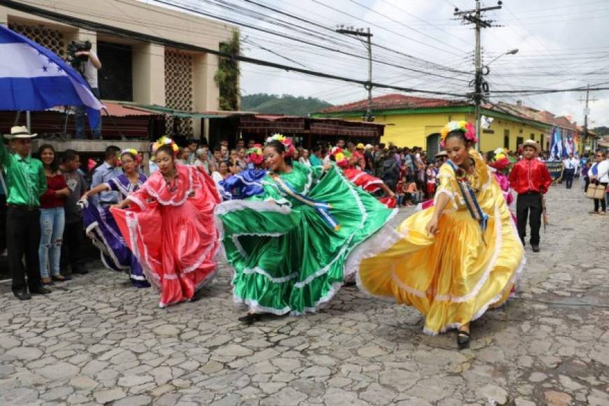 Un grupo de danza folclórica en los desfiles de La Entrada Copán, en el marco del 195 aniversario de Independencia Patria.