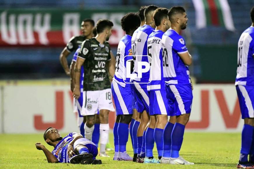 La barrera del Victoria en un tiro libre del Marathón.