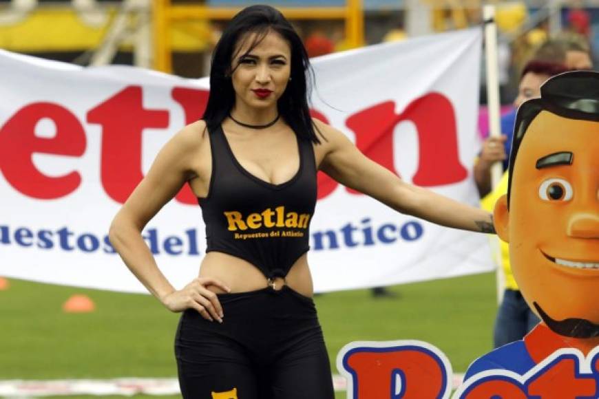 Bella edecán de Retlan, patrocinador del Real España.