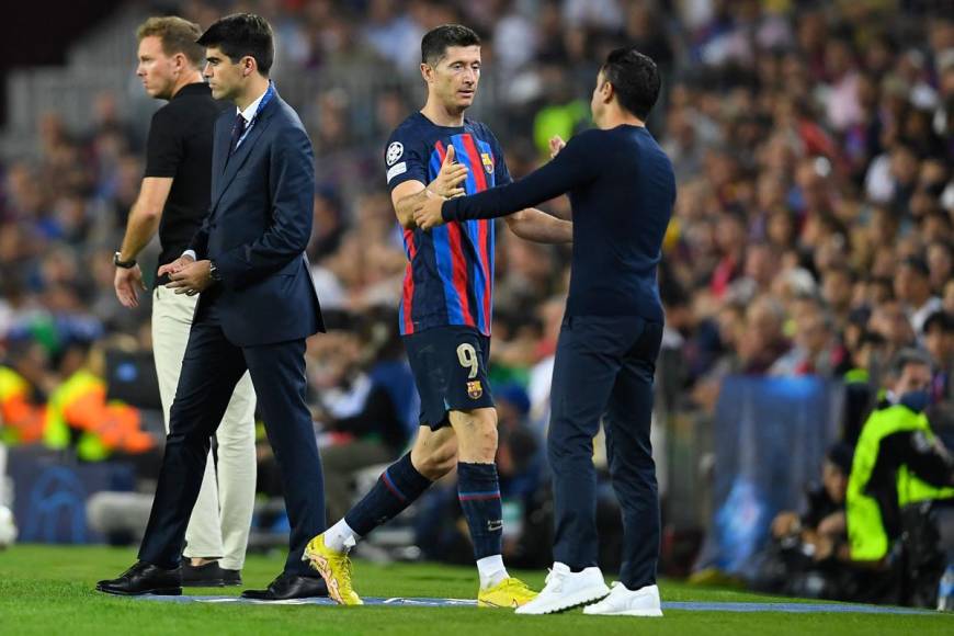 Xavi Hernández saludando a Robert Lewandowski tras sacarlo de cambio.