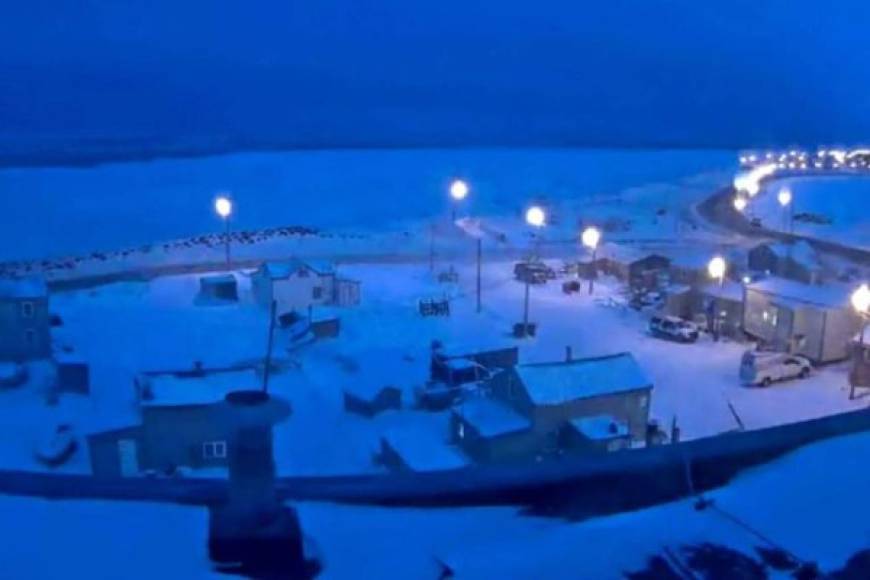 Puede sonar increíble, pero la ciudad de Alaska Utqiagvik no verá el Sol hasta 2020. Está fría ciudad está ubicada al norte de Alaska, a 510 kilómetros sobre la línea del Círculo Polar Ártico.