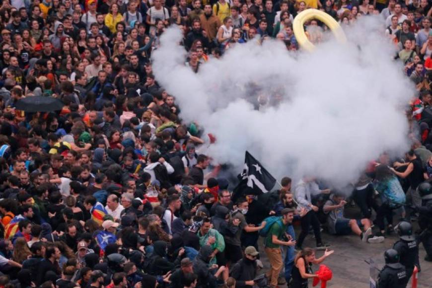 La tensión se incrementó por la noche, con los manifestantes lanzando a la policía piedras, extintores, palos, latas y petardos.