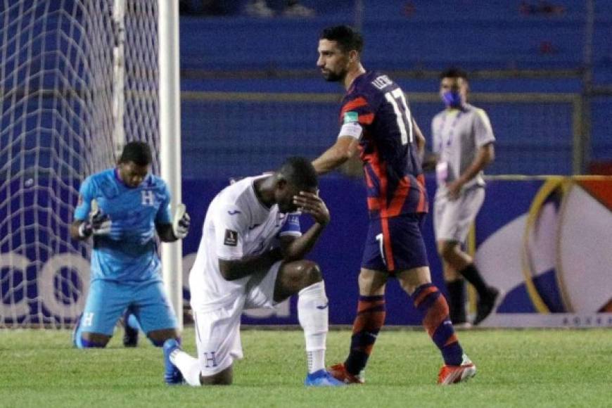 Maynor Figueroa sea arrodilló al final del partido y fue consolado por Sebastian Lletget.