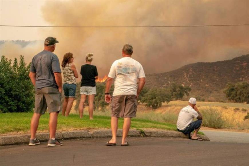 La región ha sufrido muchos incendios grandes en los últimos años, pero el supervisor forestal del Bosque Nacional Sierra, Dean Gould, dijo en la sesión informativa del lunes por la noche que Creek Fire era probablemente el más agresivo y 'único en su clase'