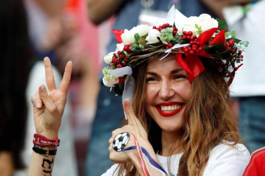 Hermosa aficionada de Inglaterra, muy sonriente en las gradas del estadio Luzhniki de Moscú.