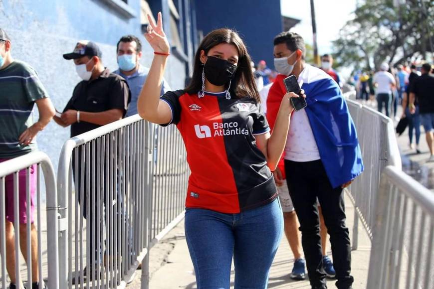 En las afueras del estadio Nacional guapas aficionadas del Olimpia.