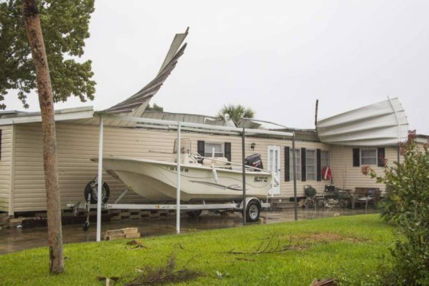 El gobernador de Florida, Rick Scott, sobrevolará hoy los Cayos de Florida para evaluar los daños materiales tras el paso del huracán Irma, que ya se debilitó a tormenta tropical en su camino hacia el norte del estado.