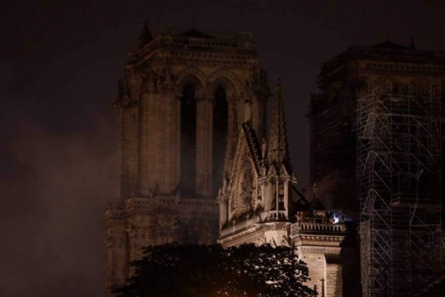 'Podemos considerar que la estructura está a salvo y preservada en su globalidad', informó el comandante de la brigada de bomberos de París, Jean-Claude Gallet.