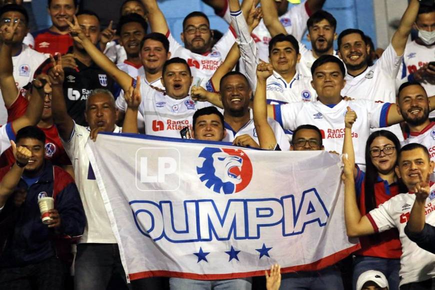 Abarrotado de aficionados del Olimpia luce el estadio Nacional Chelato Uclés.