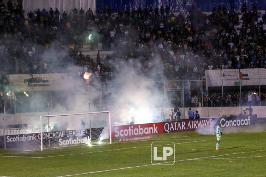 En los últimos minutos del partido, aficionados del Motagua lanzaron bengalas al campo de juego.