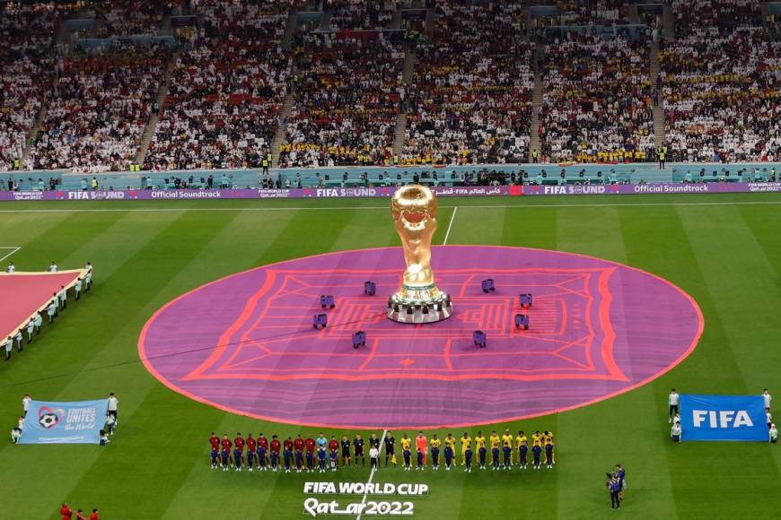 Los equipos titulares de Qatar y Ecuador durante el acto de los himnos nacionales.