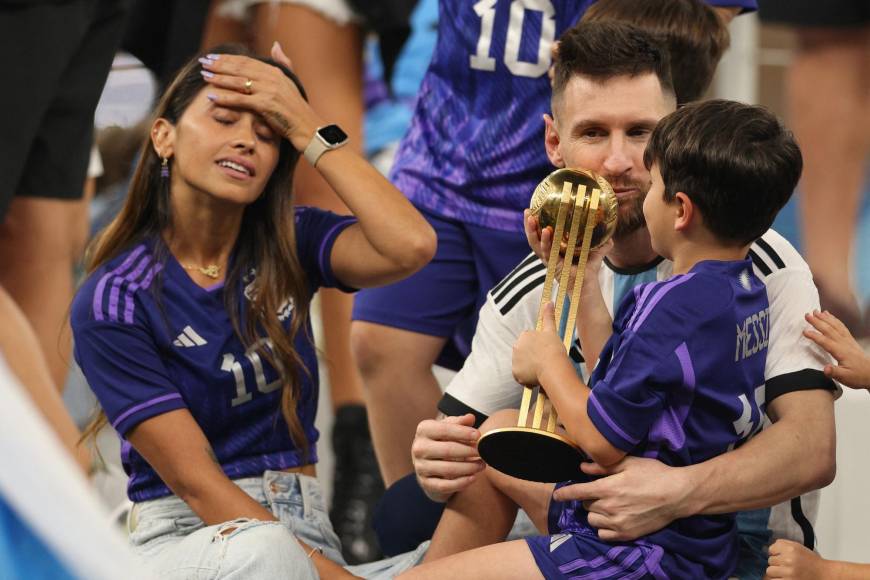 La familia de Lionel Messi bajó al terreno de juego para disfrutar del festejo.
