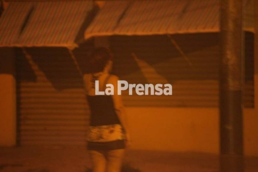 Antes que la noche empiece a posarse sobre San Pedro Sula, distintas mujeres se adueñan de las principales calles del barrio Guamilito, El Benque, Suyapa, El Centro, entre otros.