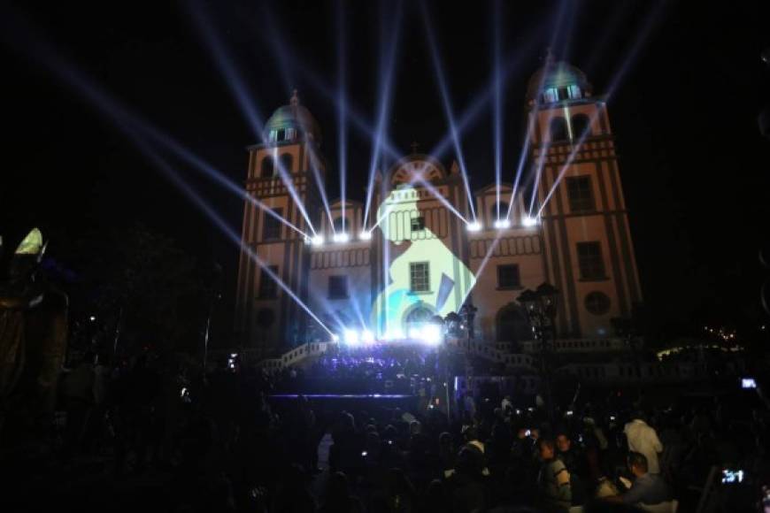 Proyecciones hechas sobre la fachada del santuario Nuestra Señora de Suyapa.