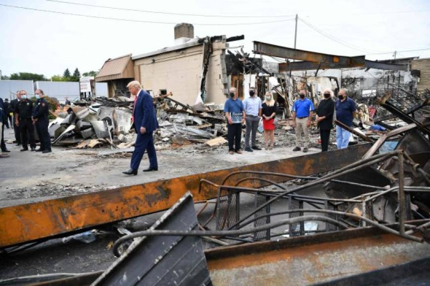 Trump llevó su mantra de 'ley y orden' en su viaje a Kenosha a dos meses de las elecciones, pese a los pedidos para que se mantenga alejado de esta pequeña ciudad de Wisconsin para evitar avivar tensiones.