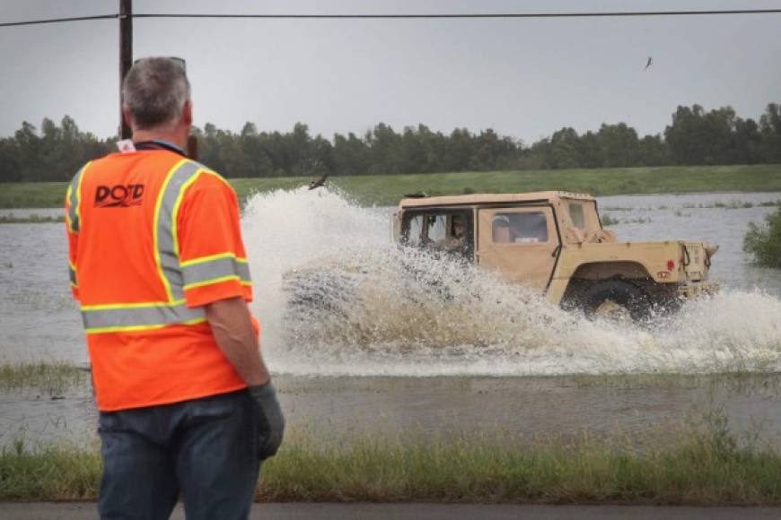 Miembros de la Guardia Civil colocaron el domingo barreras con sacos de arena para tratar de contener las inundaciones después de que el nivel 'severamente alto del agua' sobrepasara los diques en el pueblo de Myrtle Grove, según el vocero de la parroquia Jade Duplessis.