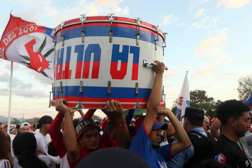 La Ultra Fiel llegando al estadio Carlos Miranda de Comayagua para apoyar al Olimpia.