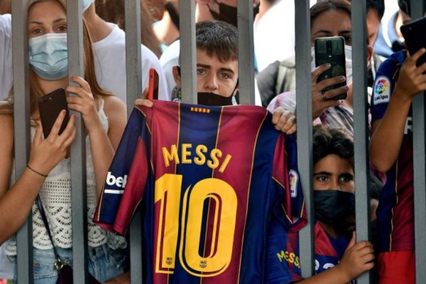 Los más pequeños, acongojados, se aprestaron al Camp Nou durante los últimos días aún incrédulos por la salida del capitán culé. Fotografía: AFP