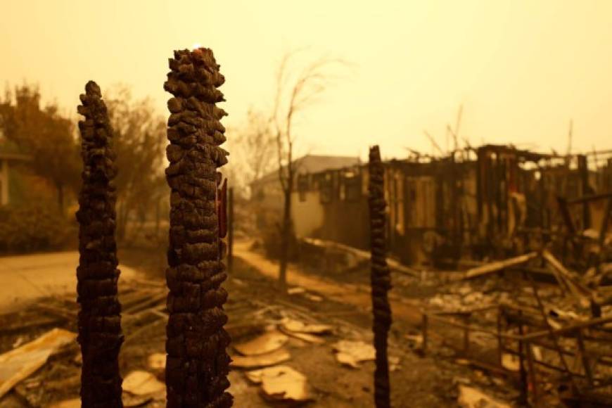 Devastadores incendios dejan varios muertos y gran destrucción en California