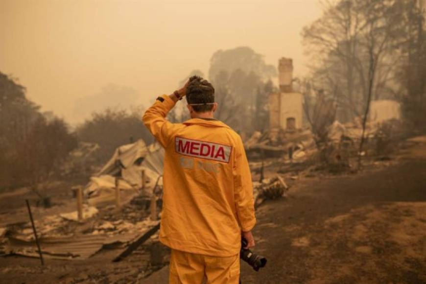 En Victoria, el gobierno estatal cifró en 200 las casas destruidas por las llamas este fin de semana, la mayoría de ellas en el municipio de East Gippsland, que incluye la localidad de Mallacoota, donde el humo impidió la evacuación por vía aérea de unas 300 personas cercadas desde hace días.