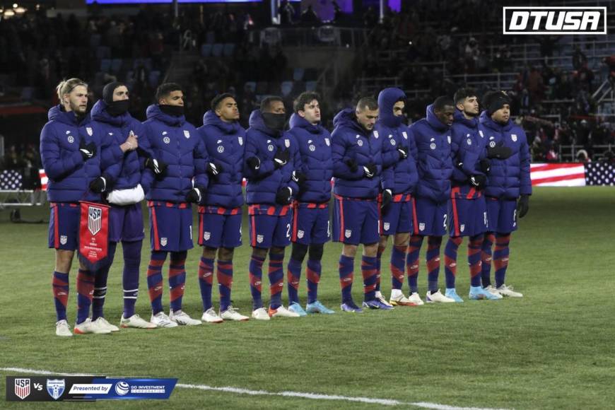 Los jugadores de Estados Unidos entonando el himno nacional antes del juego.