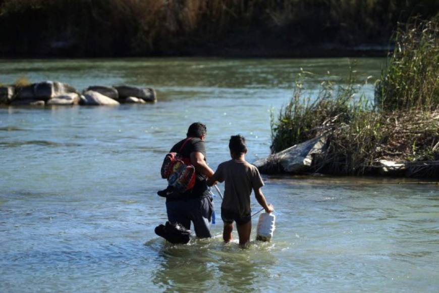 Los migrantes, que forman parte de la caravana que llegó hace dos semanas a Piedras Negras, se entregaron a agentes de la Patrulla Fronteriza al cruzar ilegalmente el caudaloso río que separa a Texas de Coahuila.