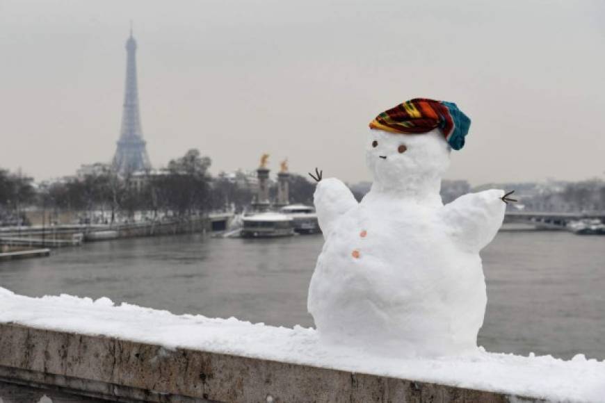 El azote invernal se endureció el martes en toda Francia, con nieve y hielo incluso a baja altitud y gélidas temperaturas.