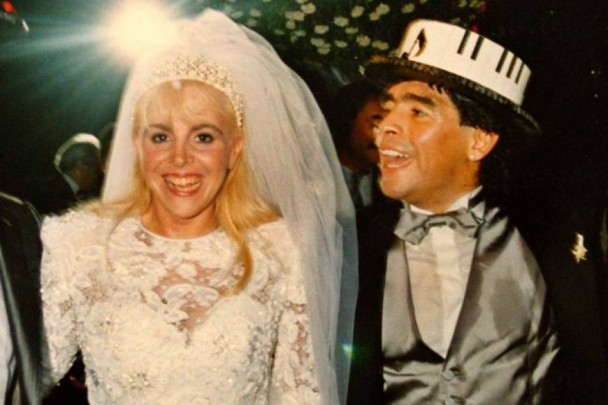 Claudia Villafañe - Fue sin dudas una de las mujeres más importantes de la vida de Diego Maradona ya que se conocieron desde la adolescencia. Después de un tiempo de novios, se casaron en 1989 en una fiesta espectacular en el estadio Luna Park donde asistieron referentes del mundo del deporte y del espectáculo.